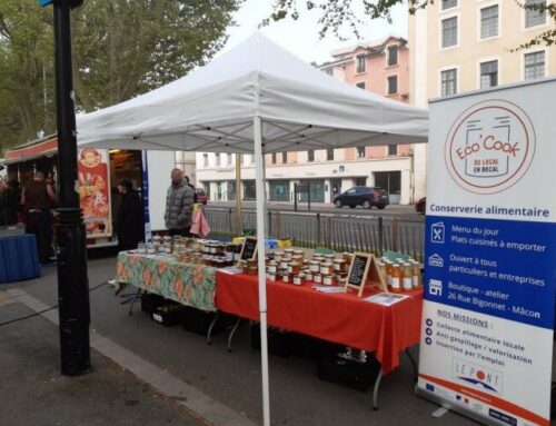 14/04/26 : Les plats de la cuisine solidaire Eco’cook en vente sur le marché du samedi